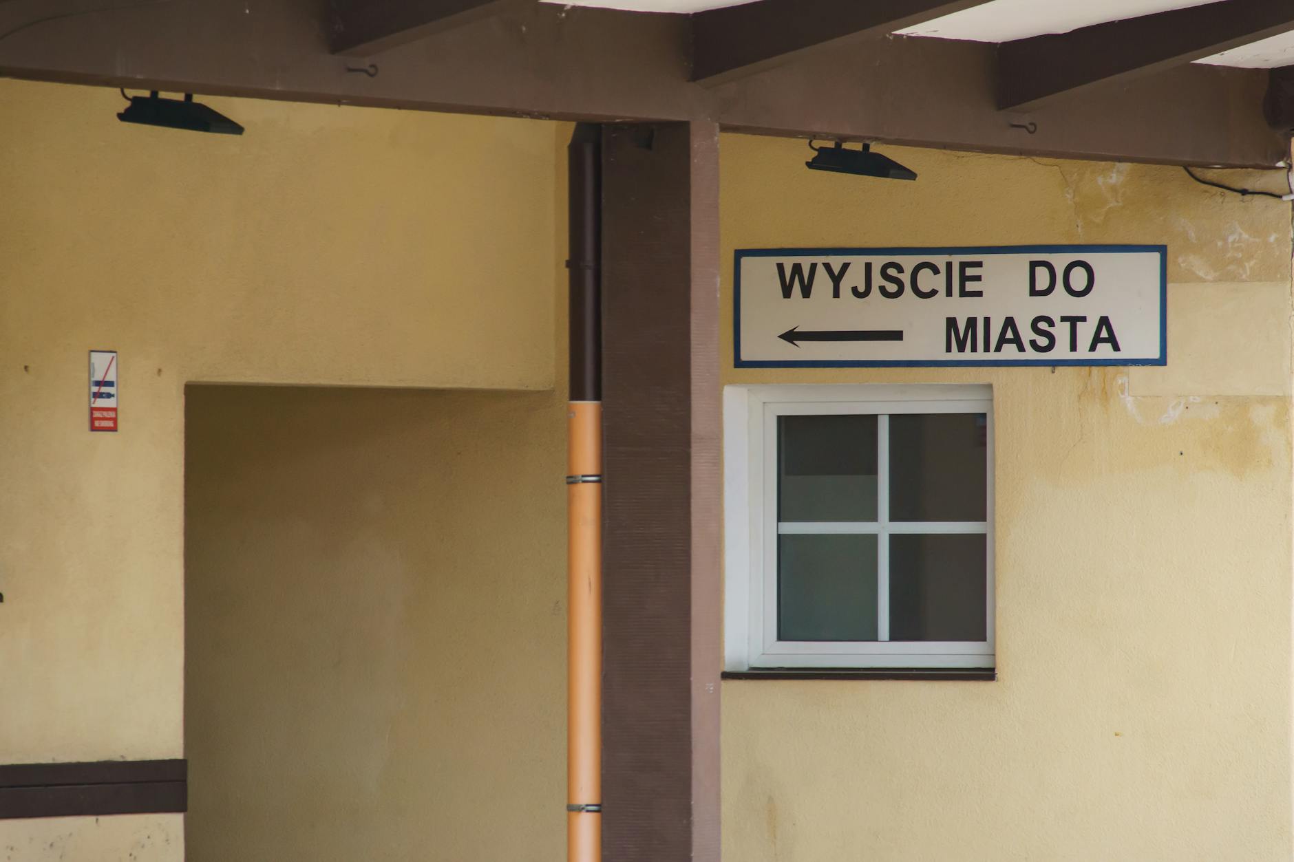 Grafika przedstawiająca kalendarz z zaznaczonymi terminami wizyt u specjalistów w Lubinie, symbolizująca kolejki do specjalistów Lubin.