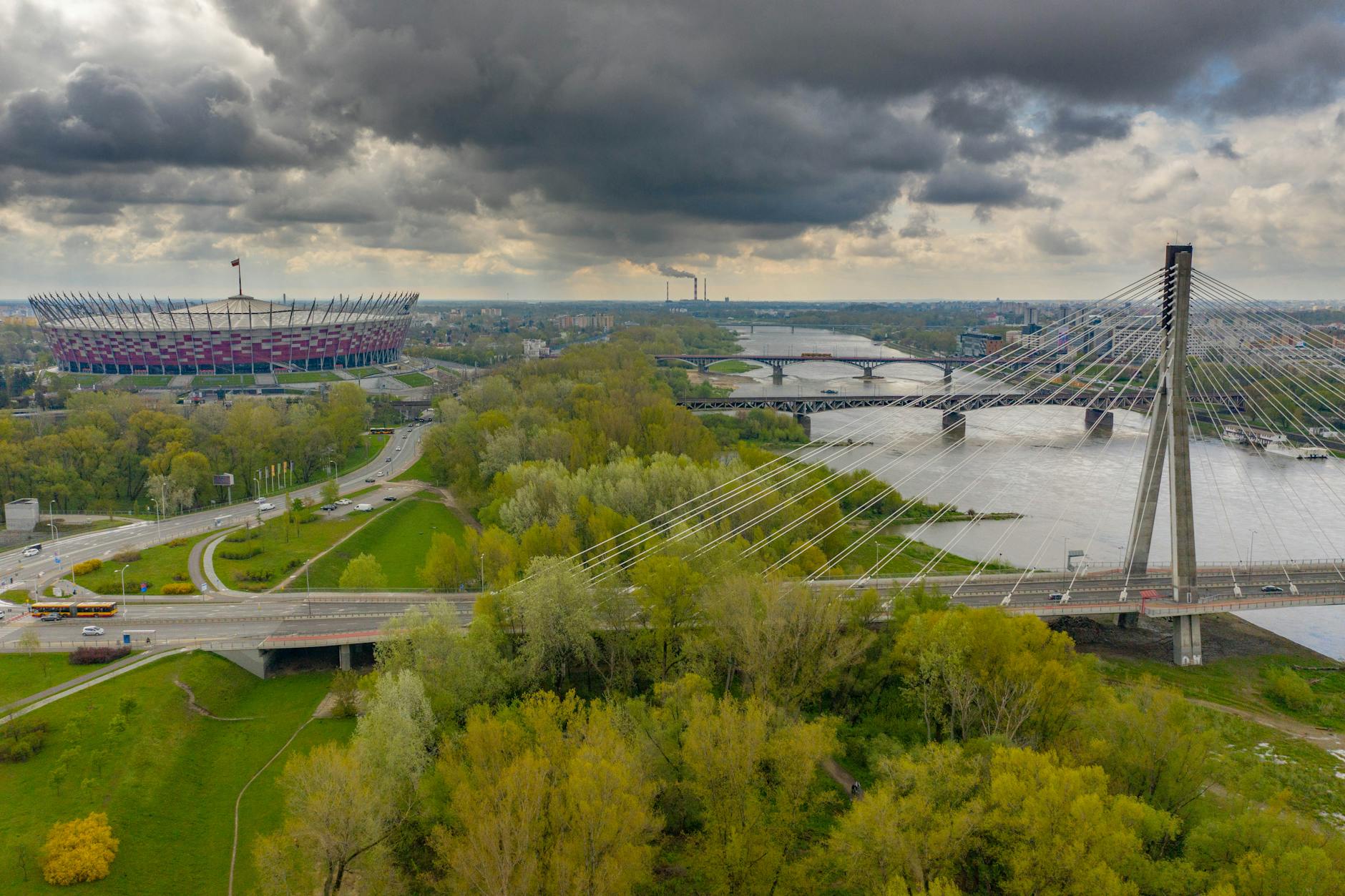 Piłkarze Zagłębia Lubin i Legii Warszawa rywalizujący o piłkę na murawie podczas meczu Ekstraklasy
