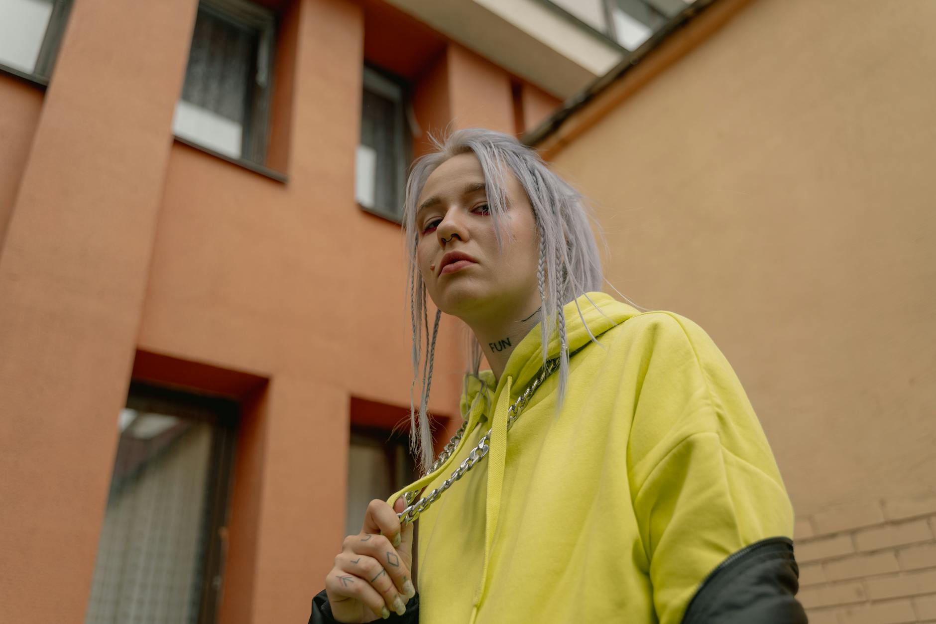 Plakat informacyjny o koncercie Billie Eilish i wydarzeniu "Top Gun" w Lubinie